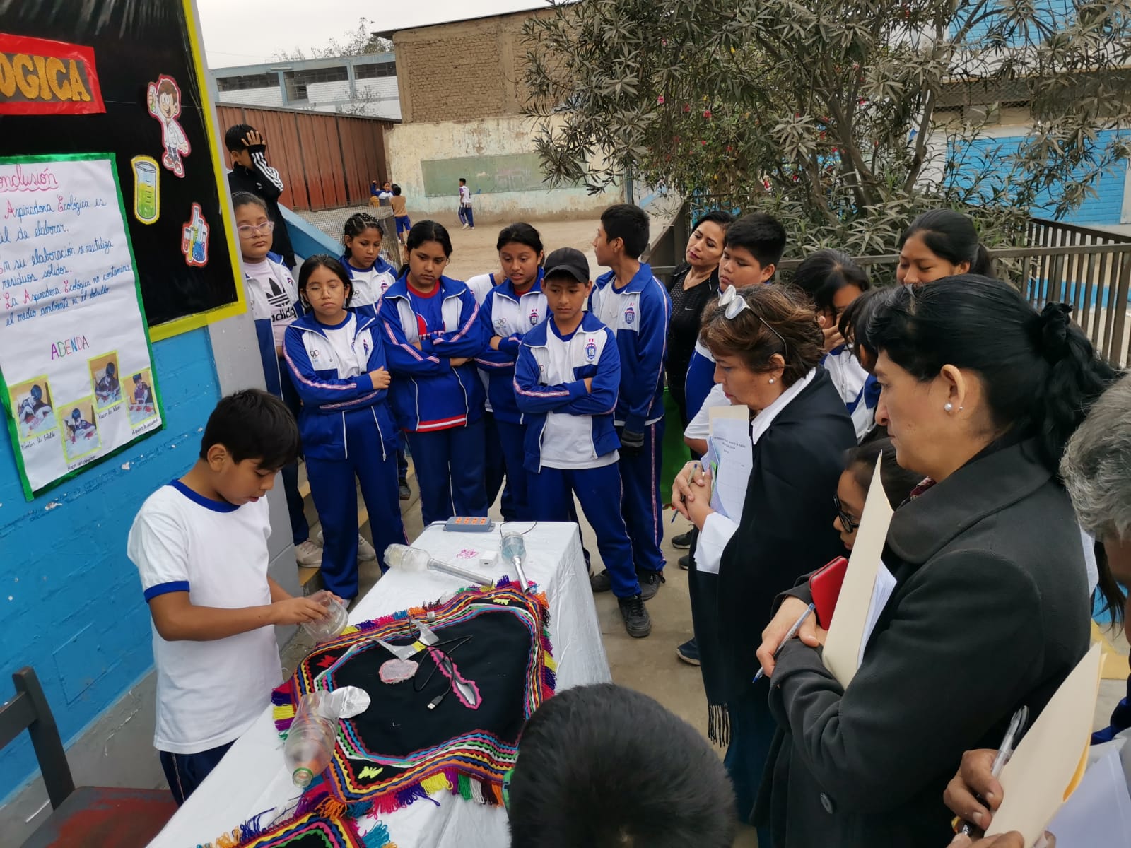 Estudiantes en feria de ciencias